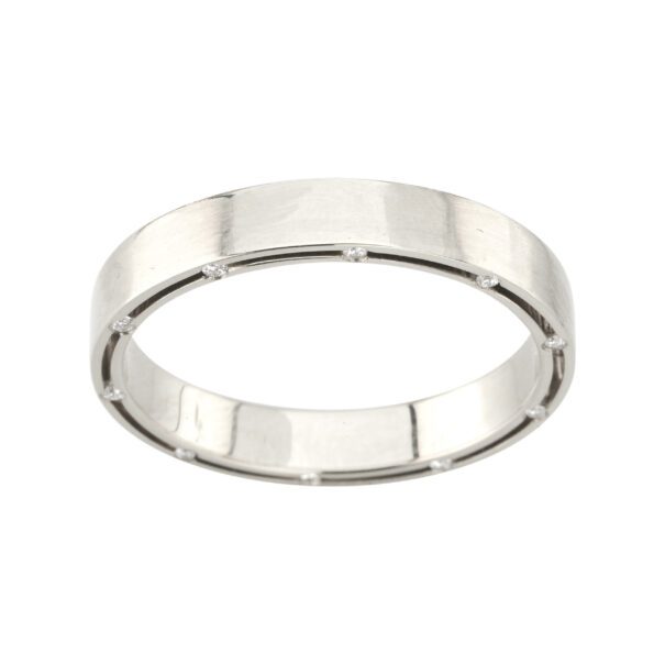 Обручка з декількома діамантами